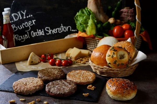 ครีเอทเบอร์เกอร์ในสไตล์คุณให้อร่อยไม่ซ้ำใคร ณ ห้องอาหารริเวอร์ไซด์ กริลล์