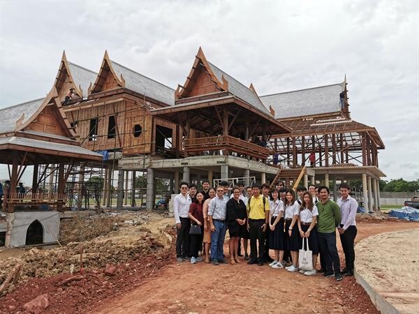 ภาพข่าว: รร.นานาชาติเบซิส กรุงเทพฯ ต้อนรับคณะอาจารย์และนิสิตสถาปัตย์ จุฬาฯ พาเยี่ยมชมเรือนไทยทองสิมาวิชชาลัย และนวัตกรรมสถานศึกษาเพื่อสิ่งแวดล้อม