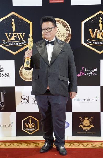 ปลา สุดจิตร์ เจ้าพ่อเวดดิ้ง ควง 6 ซุปเปอร์สตาร์ บินลัดฟ้าสู่ มหานครดูไบ สุดปลื้ม!! คว้ารางวัลนักออกแบบชุดแต่งงานยอดเยี่ยมในงานแฟชั่นโชว์ VFW & VIA Dubai 2019