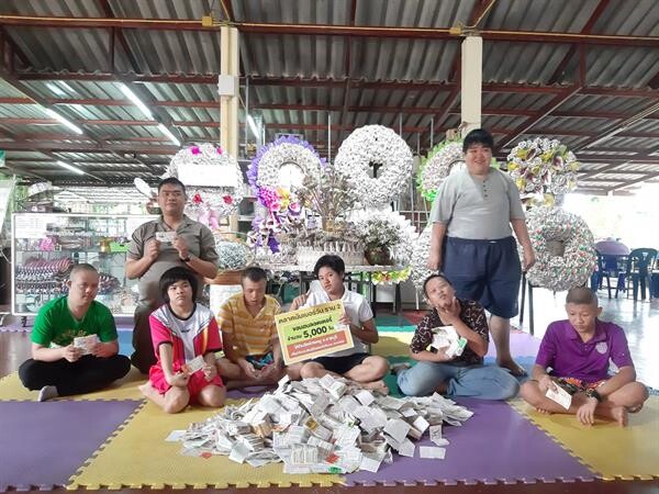 ภาพข่าว: ตลาดนัมเบอร์วันราม 2 ส่งมอบสลากฯ 5,000 ใบ ถึงมือเด็กพิเศษวัดห้วยหมู จ.ราชบุรี