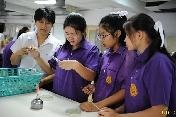 หอการค้าไทย (UTCC) ให้นักเรียนมัธยมฝึกปฏิบัติจริง ในห้องปฏิบัติการการอาหาร