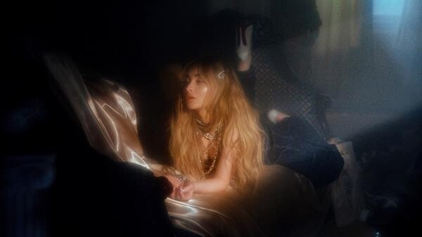 สีสัน แสงไฟนีออน ในเพลง “In My Bed” ดึงห้วงอารมณ์วิตกกังวลจาก Sabrina Carpenter