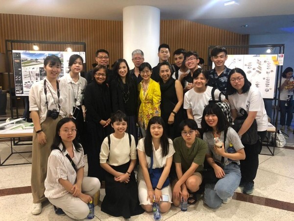 ภาพข่าว: SoA+D ต้อนรับคณาจารย์และนักศึกษาจาก Ming Chuan University เยี่ยมชมนิทรรศการแสดงผลงานวิทยานิพนธ์ "เต็กสมัยนี้" Architecture Thesis Show 2019 พร้อมร่วมหารือความร่วมมือด้าน Digital และ Creativity
