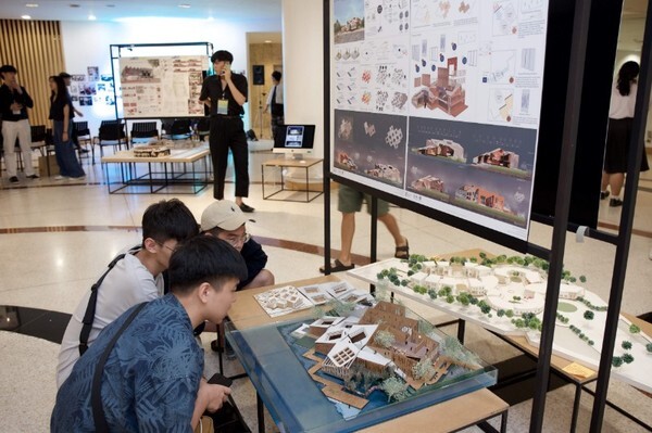 ภาพข่าว: SoA+D ต้อนรับคณาจารย์และนักศึกษาจาก Ming Chuan University เยี่ยมชมนิทรรศการแสดงผลงานวิทยานิพนธ์ "เต็กสมัยนี้" Architecture Thesis Show 2019 พร้อมร่วมหารือความร่วมมือด้าน Digital และ Creativity