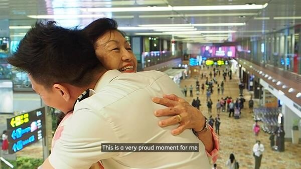 นักบินเจ็ทสตาร์ เอเชียทำเซอร์ไพรส์พ่อแม่ บนเที่ยวบินที่น่าประทับใจ