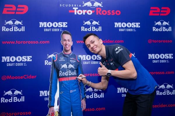 MOOSE CRAFT CIDER ร่วมสนับสนุนนักแข่งรถฟอร์มูล่า วัน สัญชาติไทย  “อเล็กซ์ อัลบอน” และทีม Scuderia Toro Rosso ประกาศศักดาธงไตรรงค์สู่สนามแข่งระดับโลก