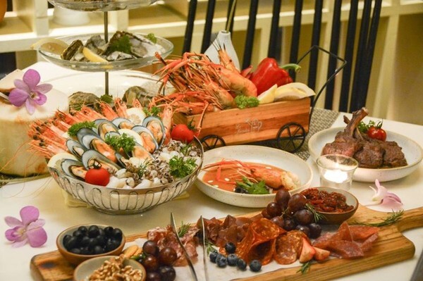 บุฟเฟต์บาร์บีคิวอาหารทะเลสุดสัปดาห์ ณ ห้องอาหารเลเทส เรซิพี โรงแรมเลอ เมอริเดียน สุวรรณภูมิฯ