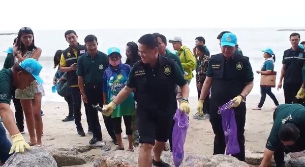 รมว.ทส. นำทีม เก็บขยะชายหาด กระตุ้นจิตสำนึก ลดปัญหาขยะทะเล ชูหาดเจ้าสำราญ ตัวอย่างชุมชนร่วมด้วยช่วยกัน