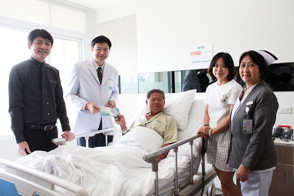 ภาพข่าว: ผู้บริหารโรงพยาบาลสุขุมวิท เดินหน้ามอบกระเช้าดอกไม้
