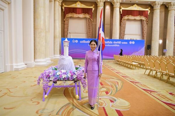 ภาพข่าว: สมาคมสตรีจังหวัดแม่ฮ่องสอน ร่วมงาน "วันสตรีไทย ประจำปี 2562” ภายใต้แนวคิด “สายธารแห่งพระบารมี สู่การพัฒนาสตรีที่ยั่งยืน”