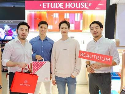 ภาพข่าว: Etude House Thailand ร่วมกับ BEAUTRIUM เปิดตัว Shop in Shop ที่แรกในเมืองไทย จัดกิจกรรมอัดแน่น พร้อมจัด Exclusive Meet & Greet ดึงหนุ่ม กัปตัน-ชลธร โกยเรตติ้ง