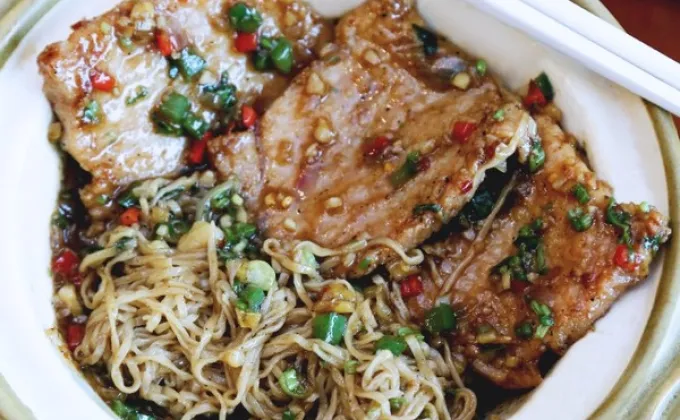 หมูสันนอก อบบะหมี่พริกไทยดำ” ที่ห้องอาหารจีนหยก