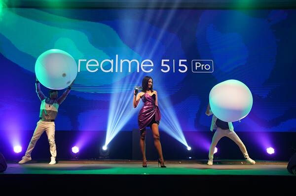 ใหม่ ดาวิกา เผยลุคออโรร่าโฮโลแกรมสีม่วงสุดแฟชั่นในงานเปิดตัวสมาร์ทโฟน “realme 5” และ “realme 5 Pro” คอนเฟิร์มคนรุ่นใหม่ต้องมี!