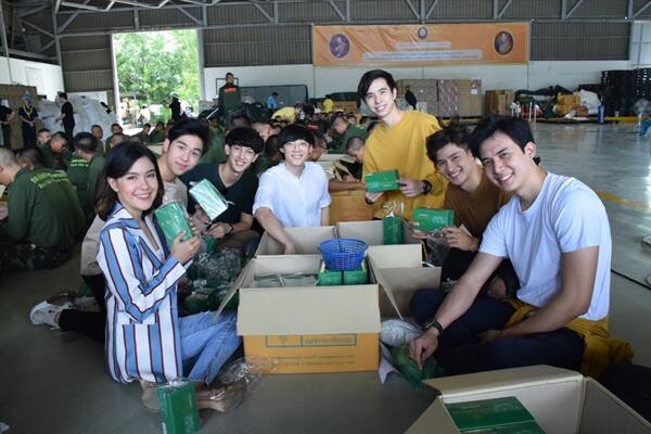 มูลนิธิอาสาเพื่อนพึ่ง (ภาฯ) ยามยาก สภากาชาดไทย  บรรจุถุงยังชีพพระราชทาน ช่วยเหลือผู้ประสบอุทกภัย