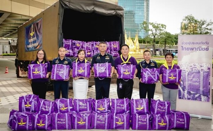 ธนาคารไทยพาณิชย์ส่งมอบถุงยังชีพแก่กองทัพอากาศเพื่อนำไปช่วยเหลือผู้ประสบอุทกภัยภาคเหนือและอีสาน