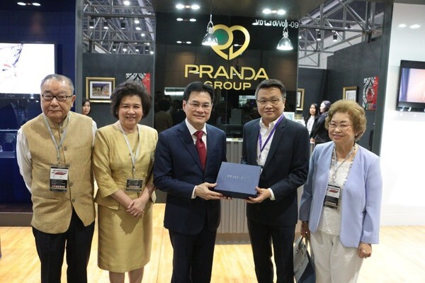 รัฐมนตรีว่าการกระทรวงพาณิชย์ เยี่ยมชมบูธแพรนด้าฯ ในงาน Bangkok Gems and Jewelry Fair ครั้งที่ 64