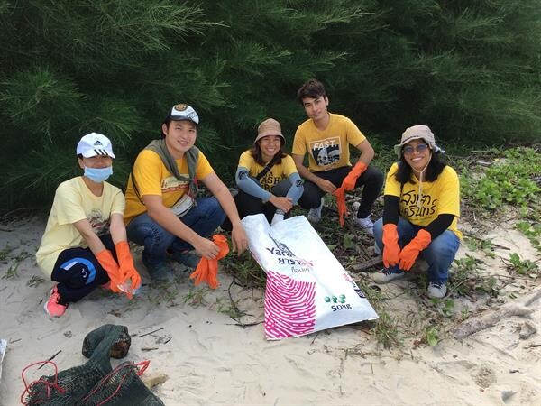 ภาพข่าว: ม.อ.ตรัง ร่วมกับ ชมรม Trash Hero Trang เก็บขยะบริเวณหาดราชมงคล อ.สิเกา จ.ตรัง