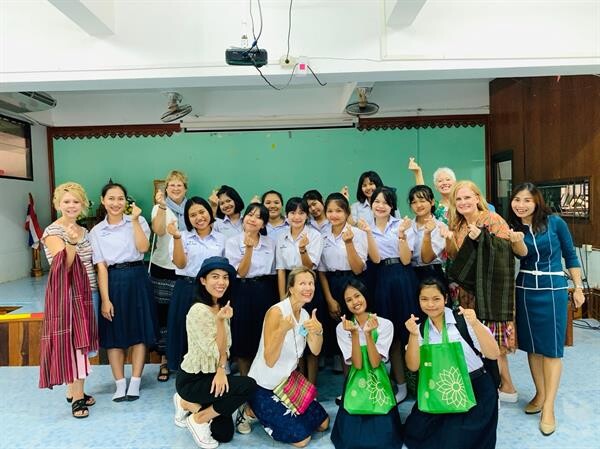 มูลนิธิ EDF ร่วมกับสมาคมสตรีอเมริกันแห่งประเทศไทยเยี่ยมนักเรียนทุน