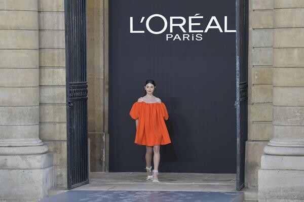 ฮอตไฟลุก! ฟาดทุกรันเวย์! ใหม่ ดาวิกา โฮร์เน่ Spokespersonลอรีอัล ปารีส เมคอัพ สะกดทุกสายตา ที่งาน Paris Fashion Week2019
