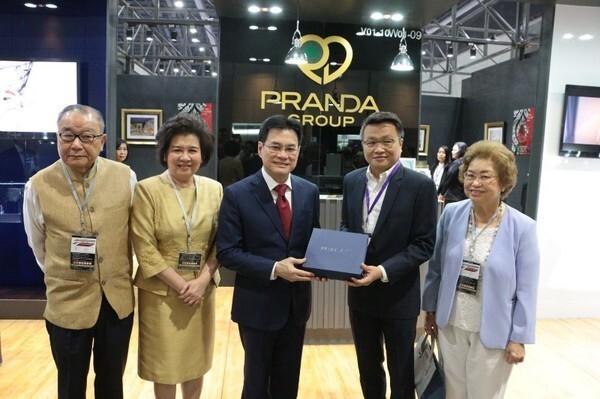 ภาพข่าว: รัฐมนตรีว่าการกระทรวงพาณิชย์ เยี่ยมชมบูธแพรนด้าฯ ในงาน Bangkok Gems and Jewelry Fair ครั้งที่ 64