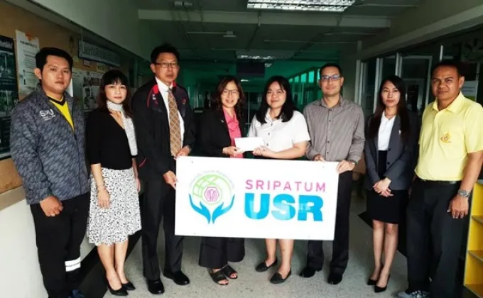 ภาพข่าว: SRIPATUM USR มอบเงินช่วยเหลือนักศึกษาประสบภัยน้ำท่วม
