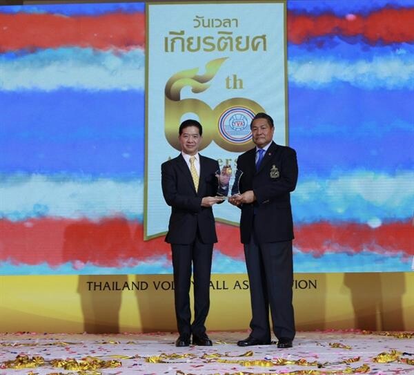 ภาพข่าว: กลุ่มทรู รับมอบโล่เกียรติคุณ ในงาน "วันเวลาเกียรติยศ 60 ปี สมาคมกีฬาวอลเลย์บอลแห่งประเทศไทย"