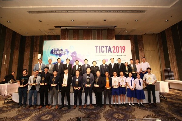 ภาพข่าว: ปรบมือรัวๆ ศิษย์เก่าวิศวะคอมฯDPU คว้ารางวัลชนะเลิศ Thailand ICT Award 2019