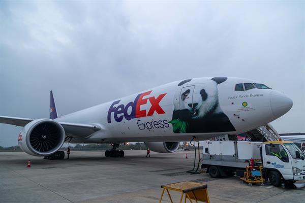 เฟดเอ็กซ์ส่งลูกแพนด้ายักษ์ เป้ยเป้ย บินตรงกลับจีน ด้วยบริการ “เฟดเอ็กซ์ แพนด้า เอ็กซ์เพรส”