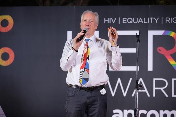 ฮีโร่ 10 คนด้านเอชไอวีและกลุ่มบุคคลหลากหลายทางเพศได้รับการยกย่องในงานกาล่าวันเอดส์โลก และวันสิทธิมนุษยชนสากล