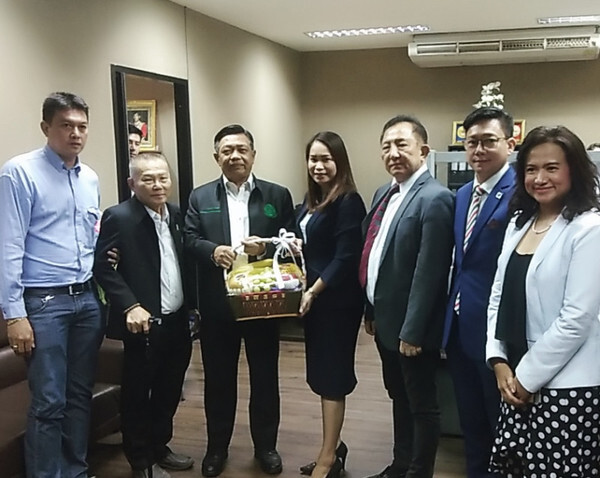 BCI Asia และ FuturArc Magazine พร้อมด้วยสมาคมอสังหาริมทรัพย์และพันธมิตร ได้เข้ามอบกระเช้าสวัสดีปีใหม่แด่ ท่านอลงกรณ์ พลบุตร, ที่ปรึกษารัฐมนตรีว่าการกระทรวงเกษตรและสหกรณ์
