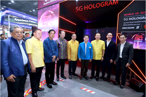 ภาพข่าว: งานหอการค้าแฟร์คึกคัก ทรู ชวนชาวเชียงใหม่สัมผัสนวัตกรรมโลก 5G เต็มรูปแบบกับ “True 5G World” ครั้งแรกในไทยกับ 5G Hologram 3 มิติคมชัดเสมือนจริงและเรียลไทม์สุดๆจากทรู 5G
