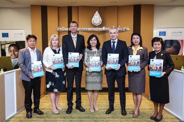 อียู - ยูนิเซฟออกรายงานล่าสุด เพื่อลดอุปสรรคทางการศึกษาของเด็กข้ามชาติในประเทศไทย รายงานฉบับใหม่เสนอตัวอย่างแนวปฏิบัติที่มีประสิทธิภาพเพื่อให้เด็กข้ามชาติได้เข้าถึงการศึกษาอย่างแท้จริง