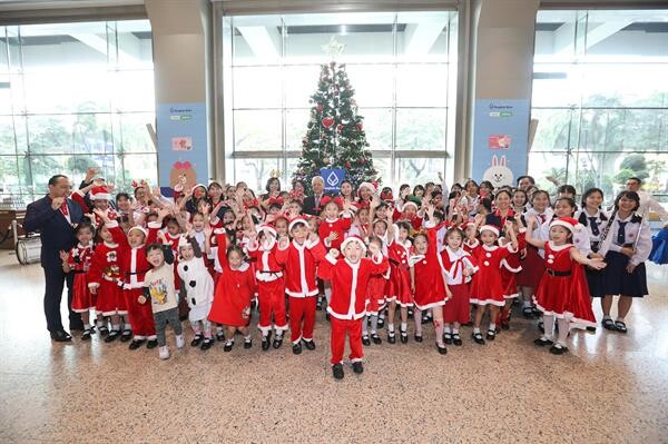 ภาพข่าว: ธนาคารกรุงเทพ ต้อนรับน้องๆ นักเรียนโรงเรียนอัสสัมชัญศึกษาร่วมกิจกรรมร้องเพลงอวยพรวันคริสต์มาสส่งมอบความสุข