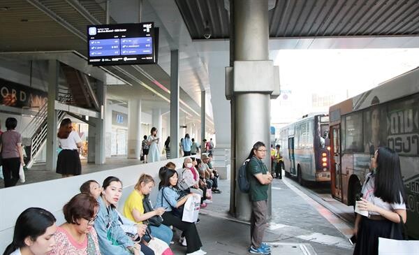 ครั้งแรกของศูนย์การค้าในประเทศไทย “เอ็ม บี เค เซ็นเตอร์” ตั้ง “ป้ายแสดงสถานะรถเมล์อัจฉริยะ” ยกระดับการบริการ อำนวยความสะดวกลูกค้าไทย-เทศ วางแผนการเดินทาง พร้อมช้อปจุใจไร้กังวล