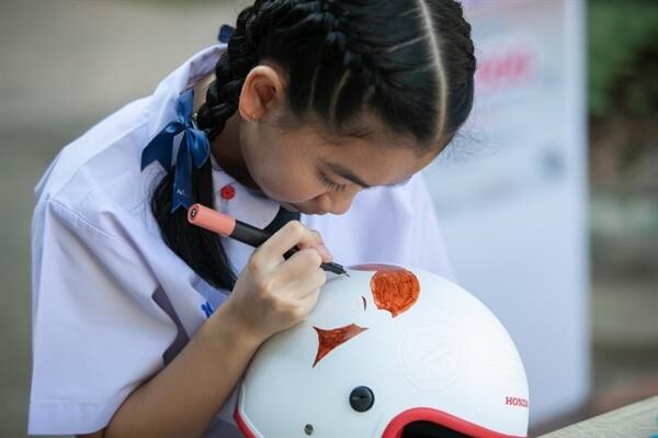 รัฐมนตรี ศธ. ร่วมหนุนเยาวชนไทย กระตุ้นจิตสำนึกผู้ใหญ่ให้เด็กใส่หมวกกันน็อก ผ่านโครงการ “สังคมหัวแข็ง ปี 4” โดย เอ.พี. ฮอนด้า