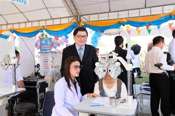 “ห้างแว่นท็อปเจริญ” ร่วมจัดงานวันเด็กแห่งชาติ ประจำปี 2563 ส่งมอบของขวัญให้เด็กๆ ด้วยการตรวจวัดสายตาพร้อมประกอบแว่นใหม่ฟรี