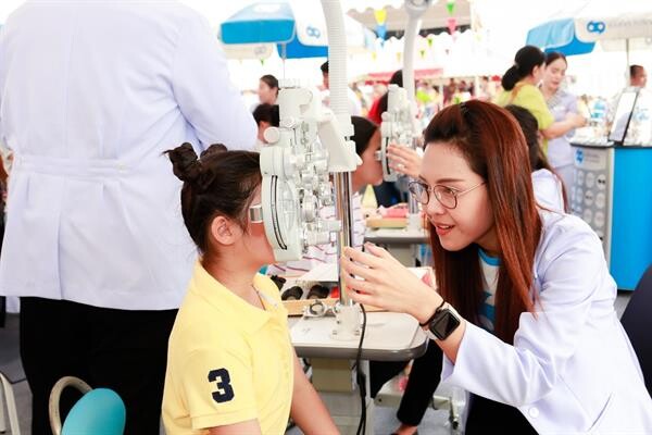 “ห้างแว่นท็อปเจริญ” ร่วมจัดงานวันเด็กแห่งชาติ ประจำปี 2563 ส่งมอบของขวัญให้เด็กๆ ด้วยการตรวจวัดสายตาพร้อมประกอบแว่นใหม่ฟรี
