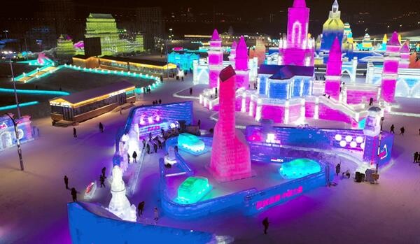 Xinhua Silk Road: “แบรนด์แห่งชาติ” ของจีนตบเท้าเข้าร่วมเทศกาลน้ำแข็งและหิมะ “Harbin Ice-Snow World”