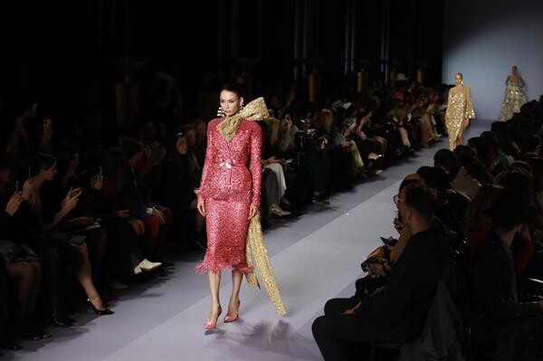 “ชมพู่ - อารยา” สวย เรียบ หรู โอกูตูร์ขั้นสุด ชมแฟชั่นโชว์แบรนด์ดัง Georges Hobeika คอลเลกชั่น 'Haute Couture Spring Summer 2020’