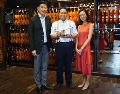 ภาพข่าว: Frank Brothers Violin Thailand ผู้นำเข้าไวโอลินมาสเตอร์พีซระดับโลกมูลค่ากว่าร้อยล้าน ร่วมรับประทานอาหารกับ สายการบิน คาเธ่ย์ แปซิฟิค สร้างสายสัมพันธ์ ตอกย้ำความเชื่อมั่นในบริการ