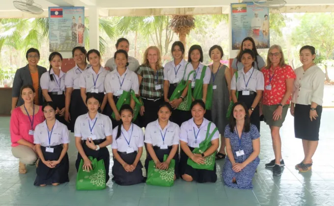 สมาคมสตรีอเมริกันแห่งประเทศไทยเยี่ยมนักเรียนทุนหญิงในการดูแลของมูลนิธิ