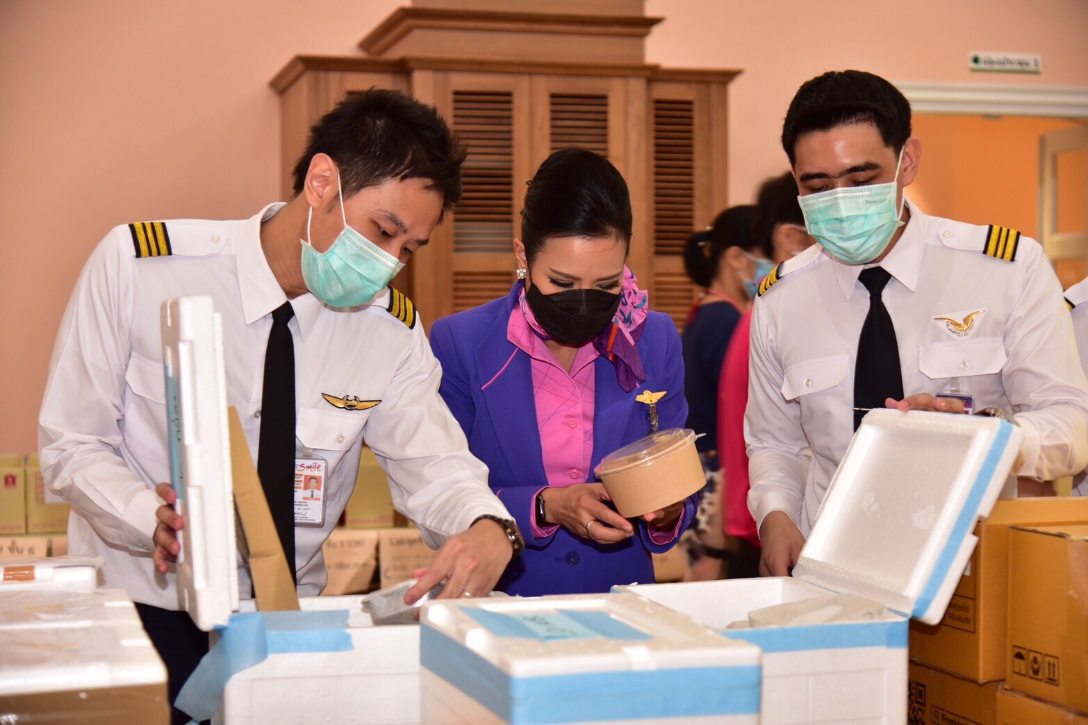 การบินไทยร่วมกับไทยสมายล์จัดโครงการ “ด้วยรักและรอยยิ้ม” ส่งพลังใจให้กับทีมแพทย์ไทยสู้วิกฤตโควิด-19