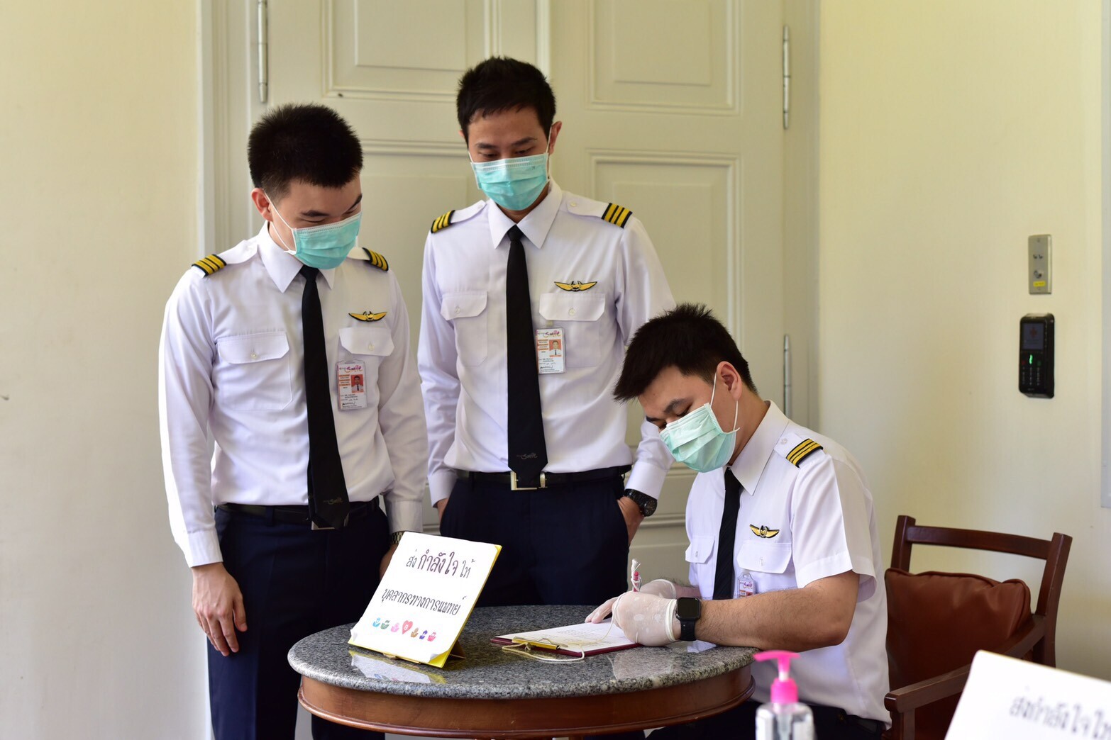 การบินไทยร่วมกับไทยสมายล์จัดโครงการ “ด้วยรักและรอยยิ้ม” ส่งพลังใจให้กับทีมแพทย์ไทยสู้วิกฤตโควิด-19