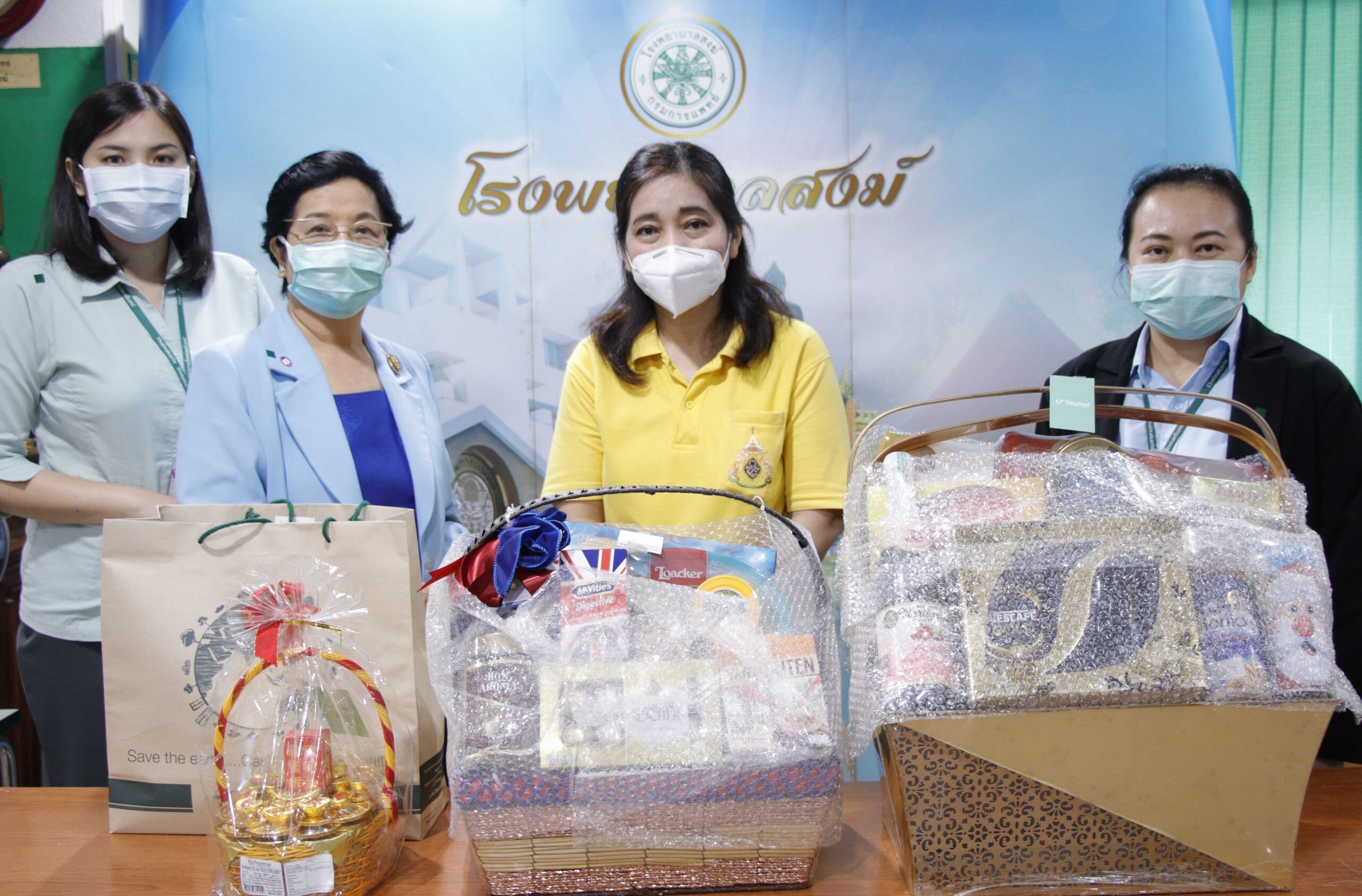 ภาพข่าว: โรงพยาบาลไทยนครินทร์ มอบเงินบริจาคและกระเช้าสุขภาพให้กับโรงพยาบาลสงฆ์