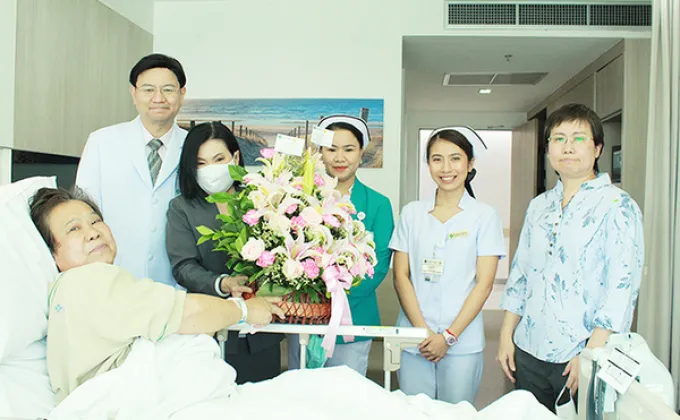 ภาพข่าว: ผู้บริหาร มอบกระเช้าดอกไม้แด่ผู้ที่ได้เข้ารับการผ่าตัดเปลี่ยนข้อเข่าบางส่วน