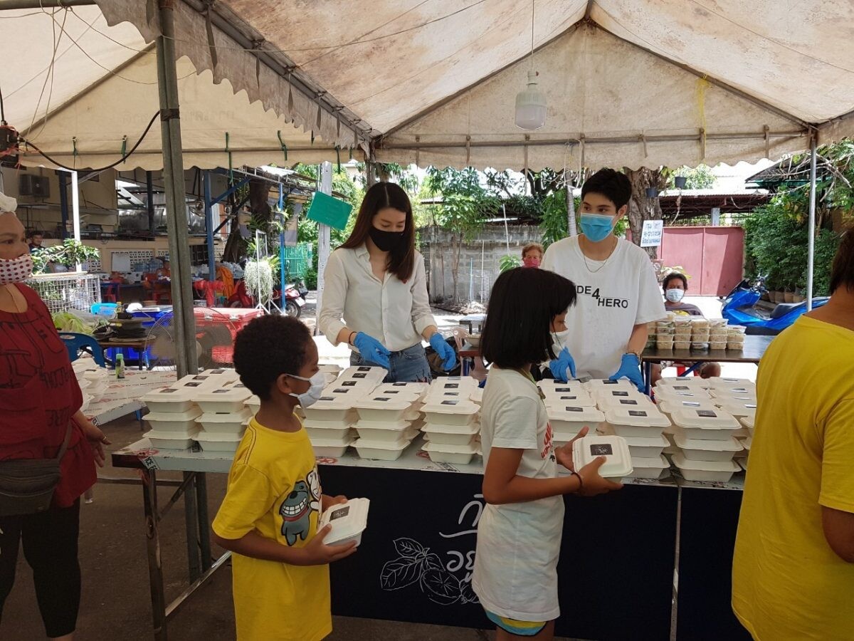 ภาพข่าว: “เชียร์ ฑิฆัมพร” ควงคู่ “หมอเจี๊ยบ” ลงทุนทำกับข้าวแจกพี่น้องคนไทย เพื่อช่วยเหลือคนไทยในสถานการณ์โควิด-19