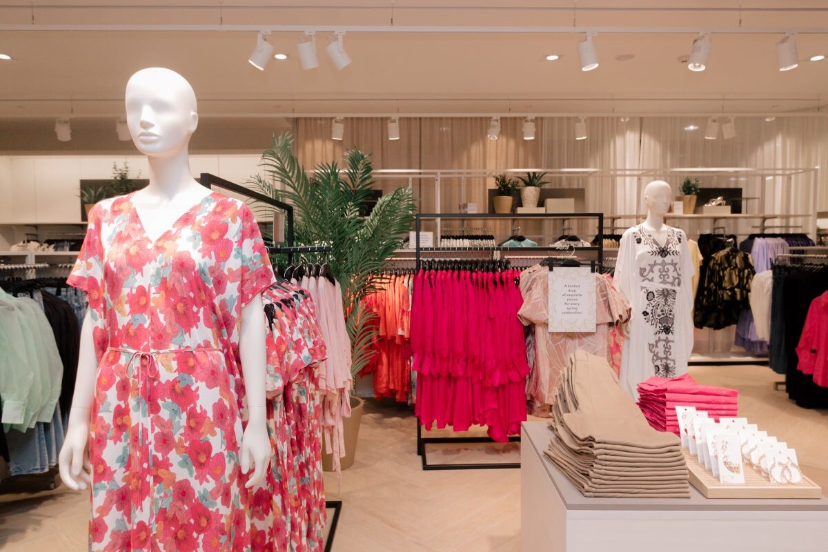 เปิดร้าน H&M แบรนด์แฟชั่นชั้นนำจากสวีเดน สาขาใหม่ H&M ที่ 31 ณ เซ็นทรัลพลาซ่า ลาดพร้าว New Concept Store สาขาแรกในประเทศไทยที่จัดจำหน่าย