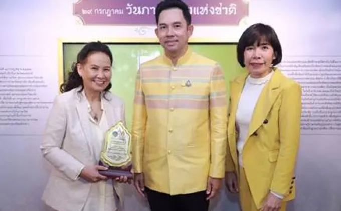 ภาพข่าว: พี่ฉอด-พี่อ้อย รับรางวัลเกียรติยศผู้ใช้ภาษาไทยสร้างสรรค์ดีเด่นวันภาษาไทยแห่งชาติ