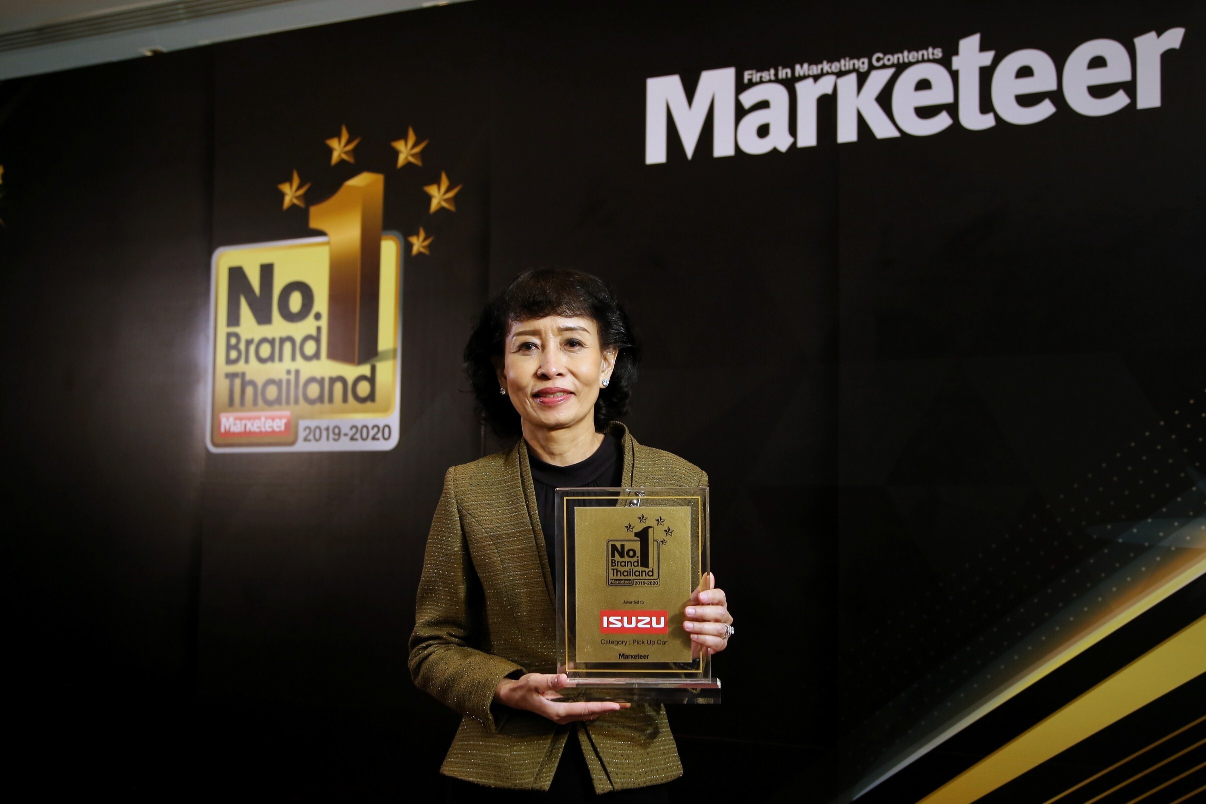 ภาพข่าว: ตรีเพชรอีซูซุเซลส์รับรางวัลเกียรติยศแบรนด์ยอดนิยมอันดับ1 "No.1 Brand Thailand 2019-2020”