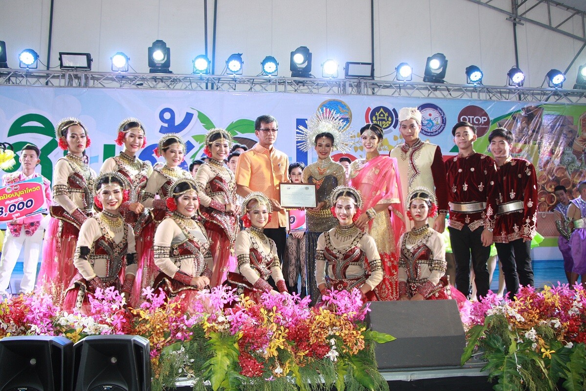 นักศึกษา ม.ศรีปทุม ชลบุรี คว้า 3 รางวัลการประกวดร้องเพลงไทยลูกทุ่งพร้อมหางเครื่อง " มหกรรมเพลงลูกทุ่งไทย " งาน  ชม ชิม ช้อป OTOP ชลบุรี